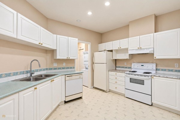 109 10320 156 Street, Surrey, BC V3R4L8 Photo 4