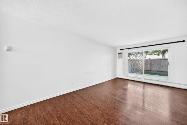Primary Bedroom - #109 10945 21 Av Nw, Edmonton, AB T6J6R3 Photo 4