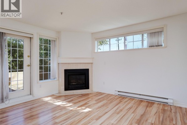 Bedroom - 109 1371 Hillside Ave, Victoria, BC V8T2B3 Photo 3