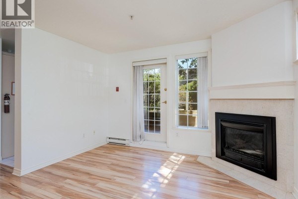 Kitchen - 109 1371 Hillside Ave, Victoria, BC V8T2B3 Photo 4