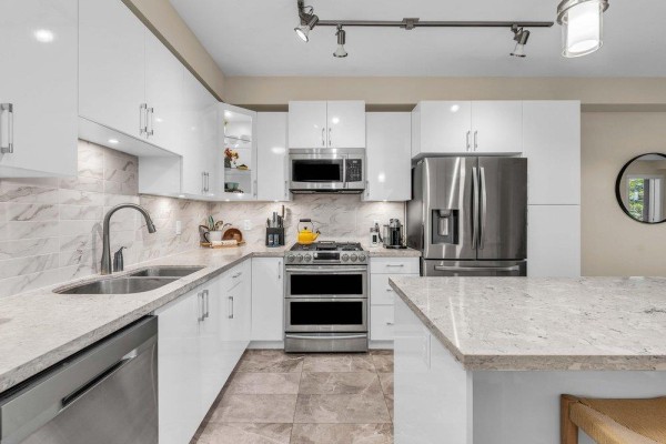 109 14588 Mcdougall Drive, White Rock, BC V4P0H1 Photo 4