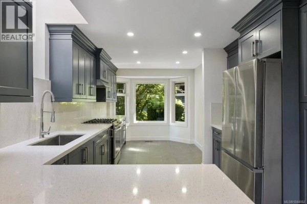 Patio - 109 2829 Arbutus Rd, Saanich, BC V8N5X5 Photo 4