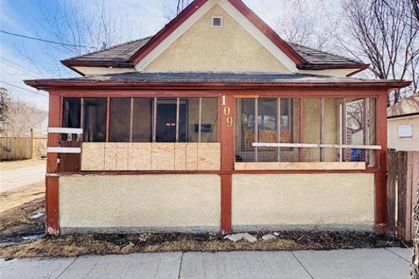 Living room - 109 Andrews Street, Winnipeg, MB R2W4S3 Photo 2