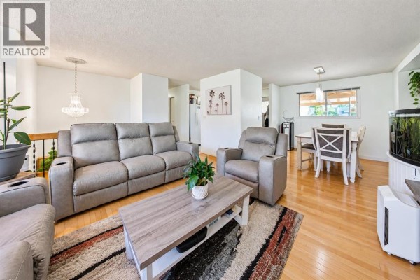 Dining room - 109 Boyce Street, Red Deer, AB T4R1P2 Photo 4
