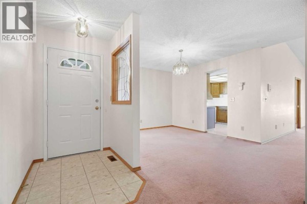 Kitchen - 109 Shawnee Rise Sw, Calgary, AB T2Y2S1 Photo 3