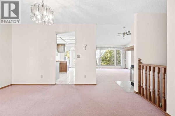 4pc Bathroom - 109 Shawnee Rise Sw, Calgary, AB T2Y2S1 Photo 5
