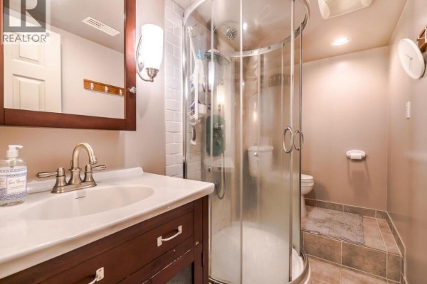 1090 Ruthina Avenue, North Vancouver, BC V7R2E6 Photo 4