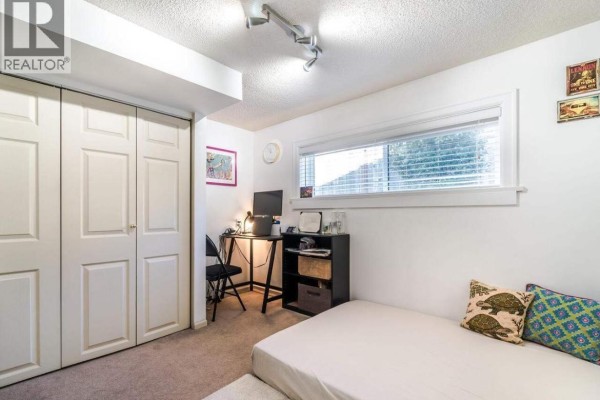 1090 Ruthina Avenue, North Vancouver, BC V7R2E6 Photo 5