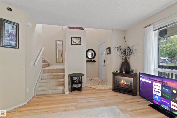 Kitchen - #3 10909 106 St Nw, Edmonton, AB T5H4M7 Photo 3
