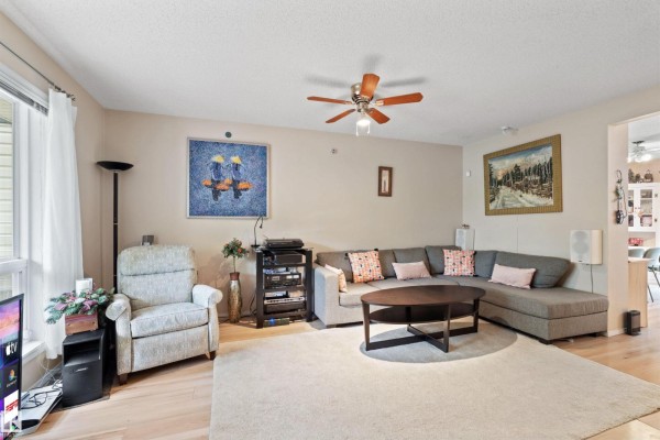 Family room - #3 10909 106 St Nw, Edmonton, AB T5H4M7 Photo 4
