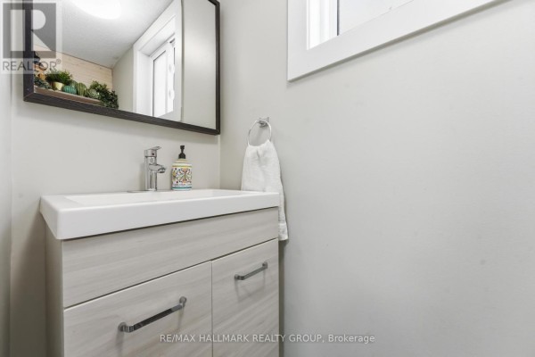 Kitchen - 1091 Burgundy Lane, Ottawa, ON K1C2M9 Photo 5