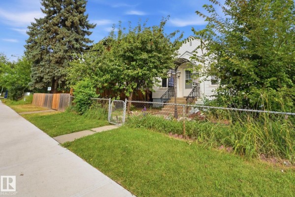 Kitchen - 10917 96 St Nw, Edmonton, AB T5H2K4 Photo 3
