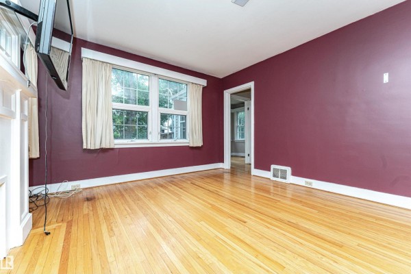 Primary Bedroom - 10930 80 Av Nw, Edmonton, AB T6G0R1 Photo 4