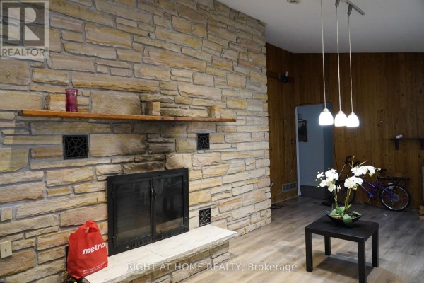 Living room - 10934 Warden Avenue, Markham, ON L6C1N4 Photo 3