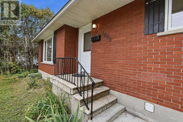Living room - 1095 Kenaston Street, Ottawa, ON K1B3P4 Photo 2