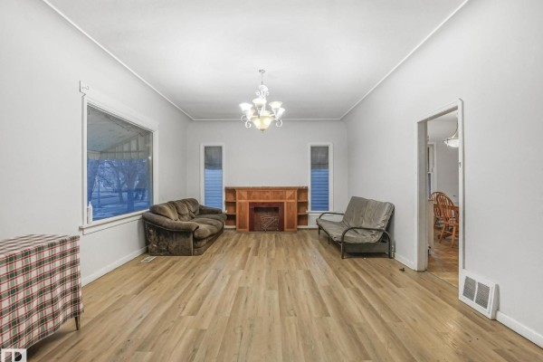 Family room - 10958 108 St Nw, Edmonton, AB T5H3A7 Photo 4