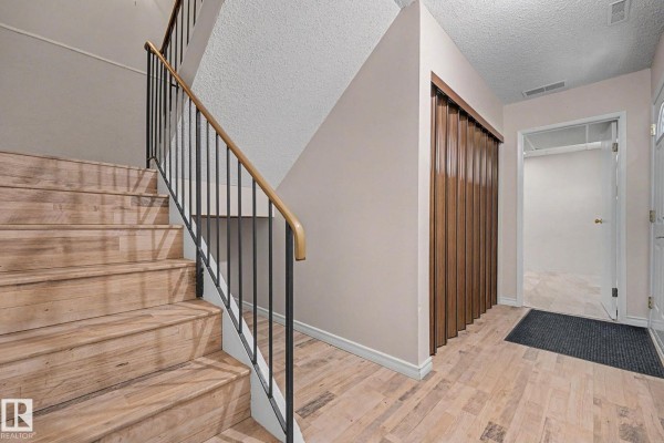 Kitchen - 1096 Knottwood Rd E Nw, Edmonton, AB T6K3R3 Photo 3