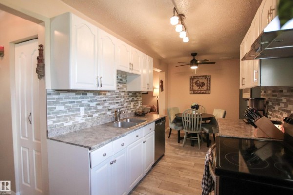Family room - 10d Twin Tc Nw, Edmonton, AB T6K1V4 Photo 4