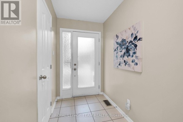 137 Corinth Private, Ottawa, ON K2E0A8 Photo 2