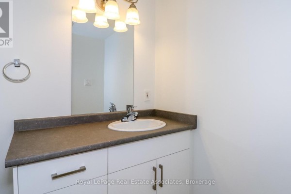 Kitchen - 11 - 94 Sanford Street, Barrie, ON L4N3C5 Photo 4