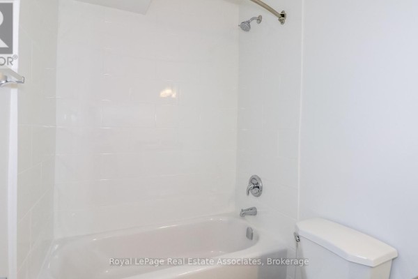 Laundry room - 11 - 94 Sanford Street, Barrie, ON L4N3C5 Photo 5