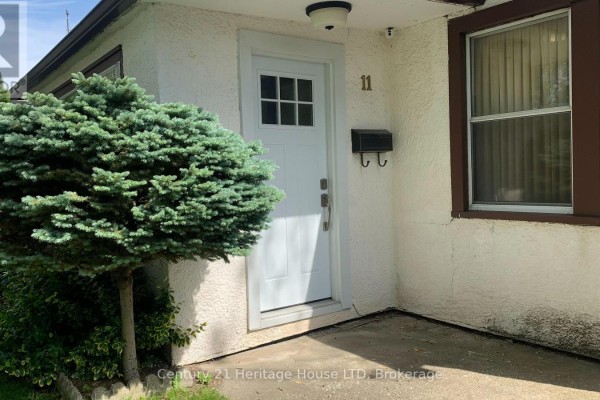 Living room - 11 Achilles Avenue, Welland, ON L3B4S3 Photo 2