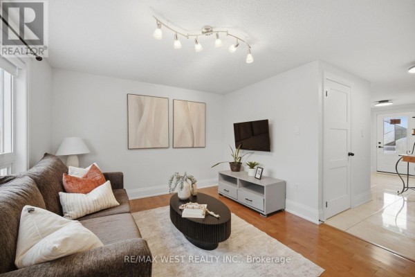 11 Ambler Bay, Barrie, ON L4M7A4 Photo 2