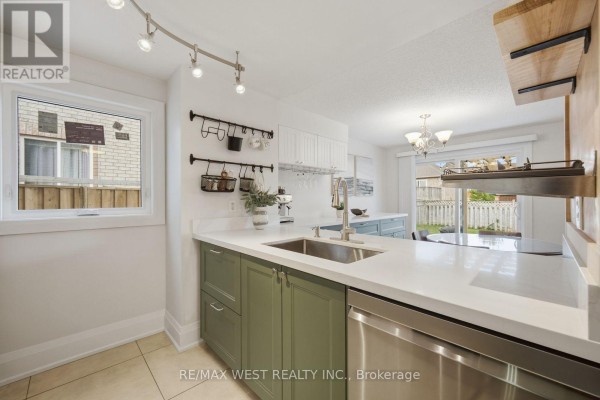 11 Ambler Bay, Barrie, ON L4M7A4 Photo 5