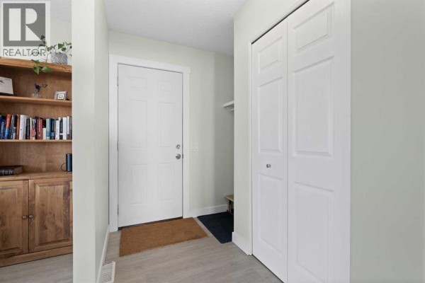 Foyer - 11 Berwick Hill Nw, Calgary, AB T3K1C4 Photo 2