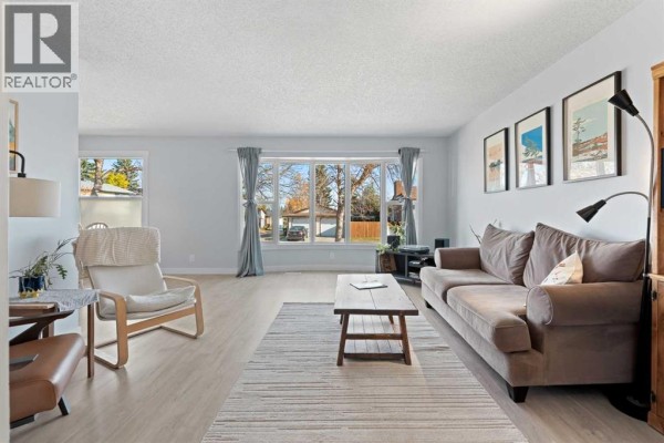 Kitchen - 11 Berwick Hill Nw, Calgary, AB T3K1C4 Photo 3