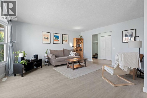 Living room - 11 Berwick Hill Nw, Calgary, AB T3K1C4 Photo 4