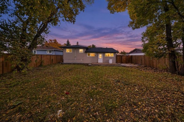 Corner of a room with tiled floor and an opening to a room with hardwood floors and ceiling fan. - 11 Berwyn Bay, Winnipeg