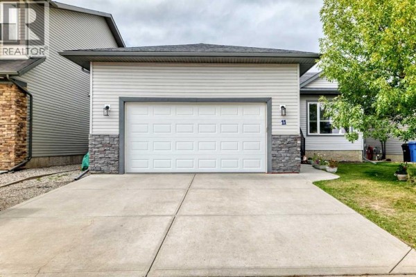 Living room - 11 Bondar Gate, Carstairs, AB T0M0N0 Photo 2