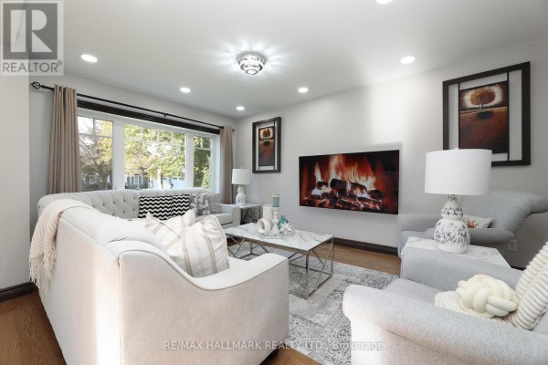Living room - 11 Brookside Drive, Mississauga, ON L5M1H2 Photo 4