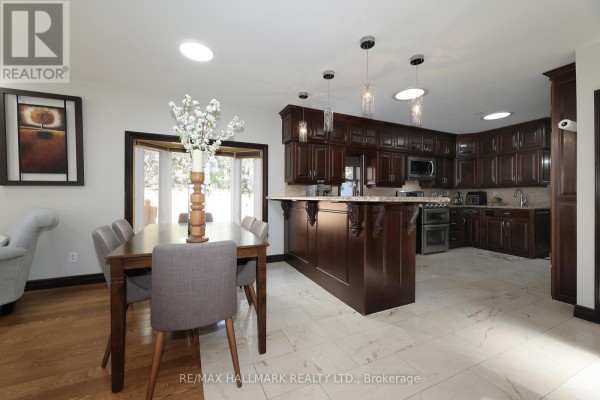 Family room - 11 Brookside Drive, Mississauga, ON L5M1H2 Photo 5