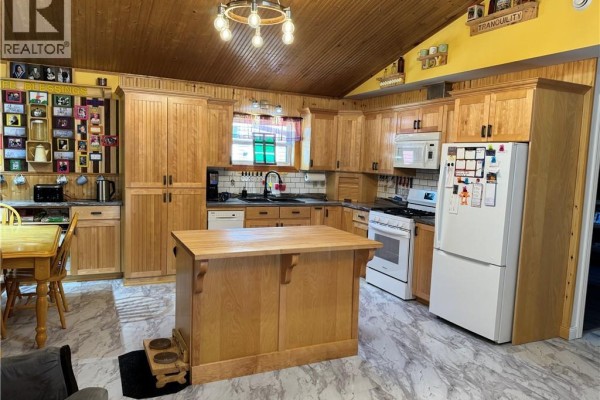 Enclosed porch - 11 Burt Cliff Rd, Juniper, NB E7L1J1 Photo 5