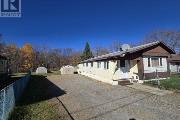 Living room - 11 Chalmers Cres, Elliot Lake, ON P5A1A1 Photo 2