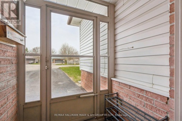 Laundry room - 11 Charlotte Court, Barrie, ON L4N6B2 Photo 3