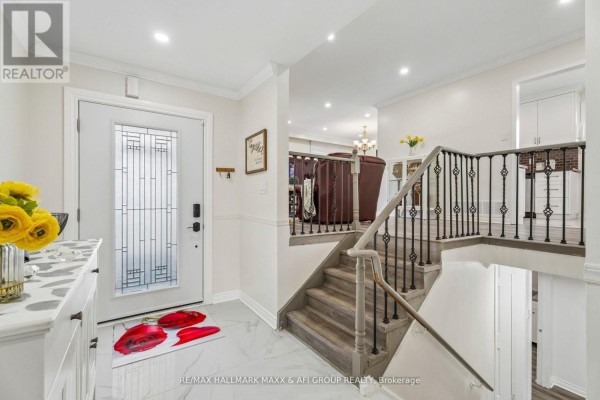 Living room - 11 Charlotte Court, Barrie, ON L4N6B2 Photo 5