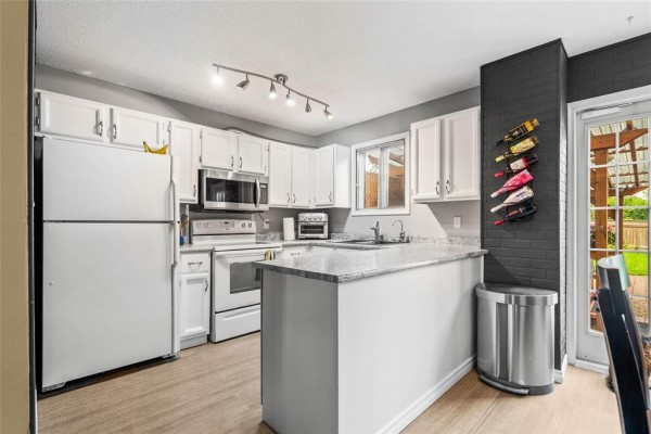 Kitchen - 11 Charter Drive, Winnipeg, MB R2R1H8 Photo 2