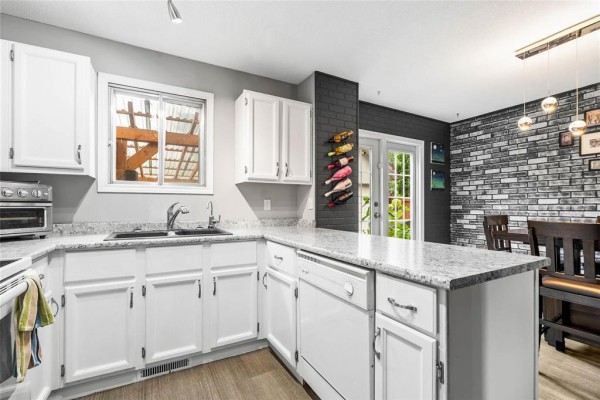 Eat in kitchen - 11 Charter Drive, Winnipeg, MB R2R1H8 Photo 3