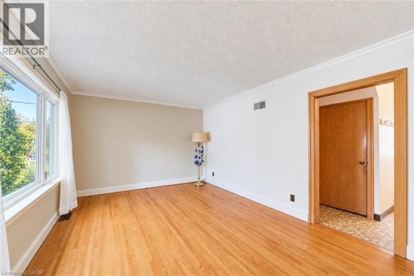 Living room - 11 Crestwood Avenue, Kitchener, ON N2H4K6 Photo 5