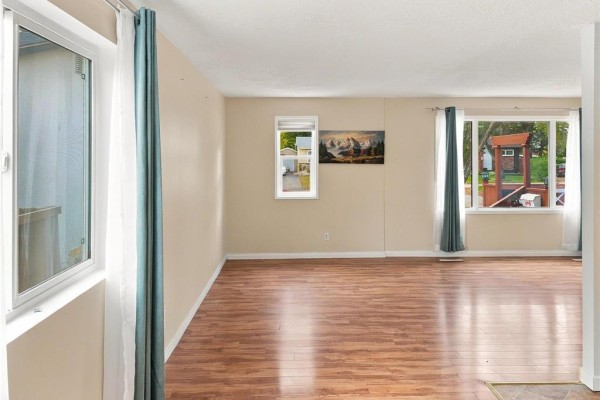 11 Evergreen Boulevard, Brandon, MB R7B2N2 Photo 2
