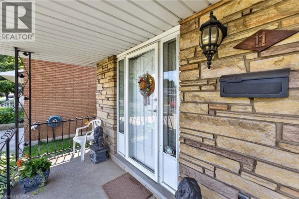 Eat in kitchen - 11 Fassett Avenue, Hamilton, ON L9C4E6 Photo 3