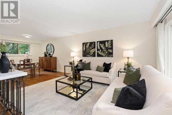 11 Gillbank Crescent, Toronto, ON, photo 2