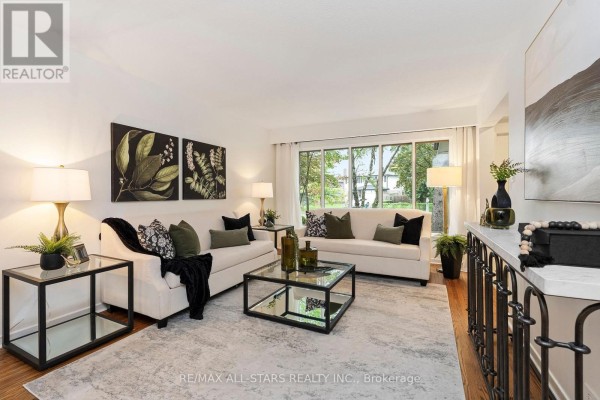 11 Gillbank Crescent, Toronto, ON, photo 3