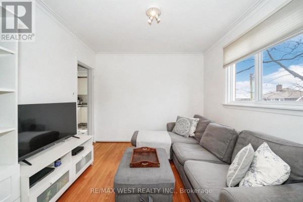 Foyer - 11 Helen Avenue, Toronto, ON M6N2B4 Photo 4