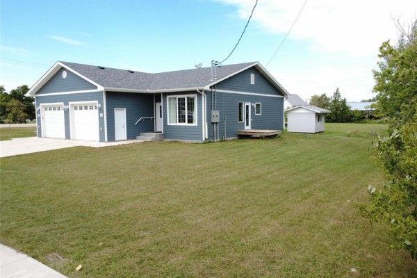 Kitchen - 11 Henderson Avenue, Whitemouth, MB R0E2G0 Photo 2