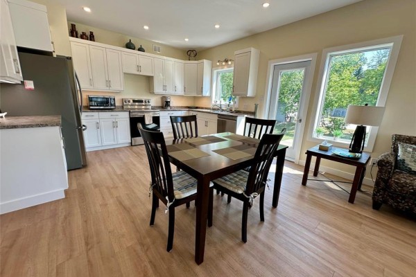 Laundry room - 11 Henderson Avenue, Whitemouth, MB R0E2G0 Photo 5