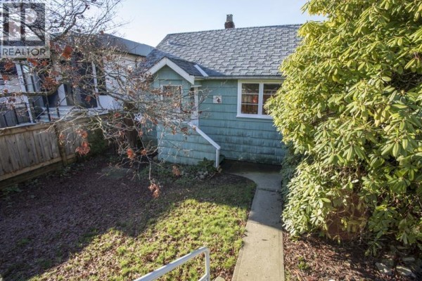 11 Hythe Avenue, Burnaby, BC V5B3H6 Photo 4
